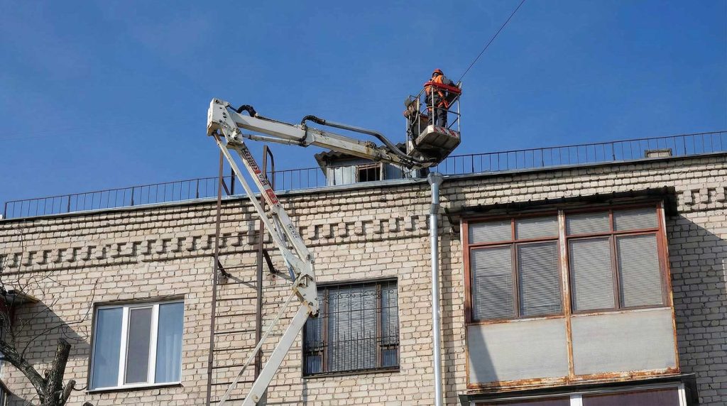 Menjava strešnikov in popravila strehe z dvižno košaro