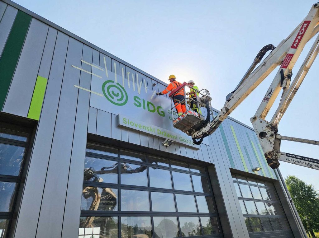 Montaža in vzdrževanje reklamnih tabel, panojev in napisov z dvižno košaro