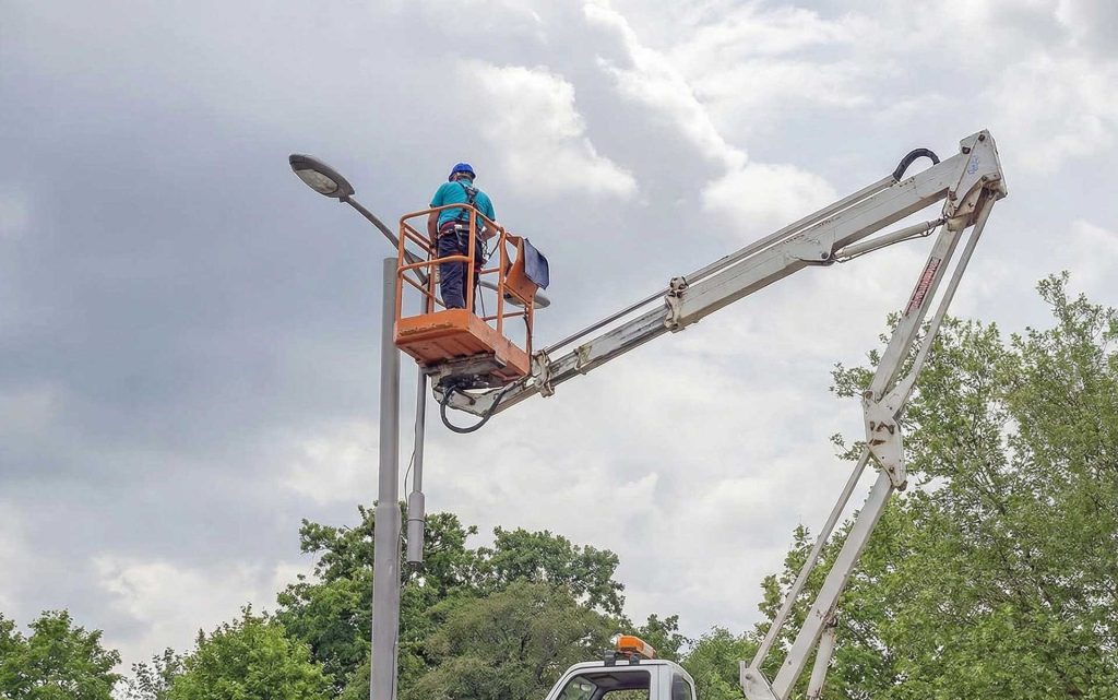 Montaža zunanje razsvetljave, senzorjev in reflektorjev z dvižno košaro