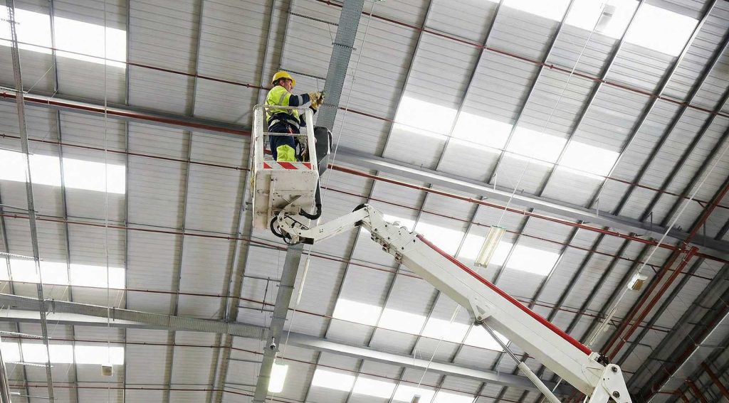 Vzdrževanje industrijskih hal z dvižno košaro