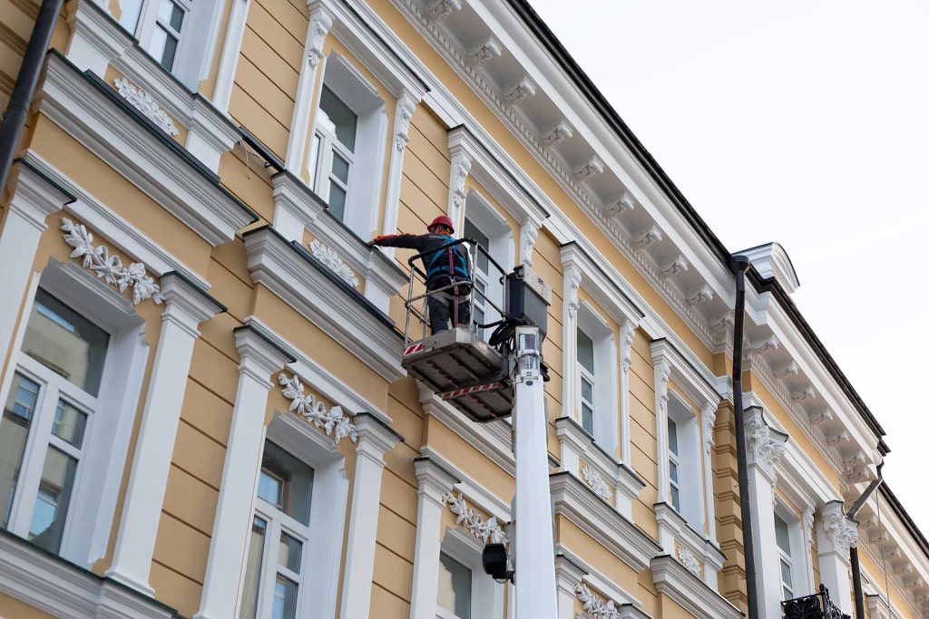 Čiščenje streh in žlebov z dvižno košaro