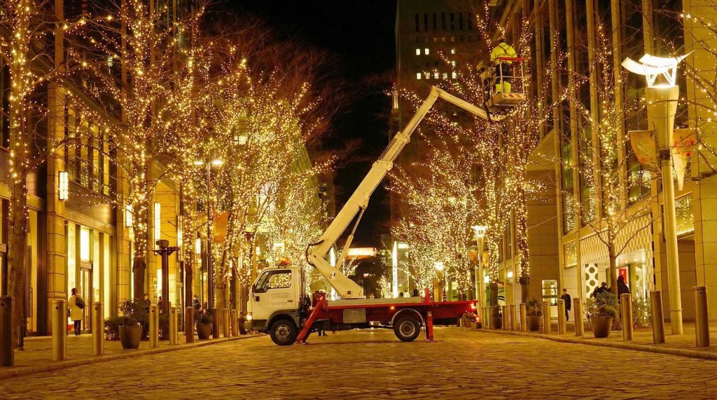 Napeljava novoletne razsvetljave z dvižno košaro